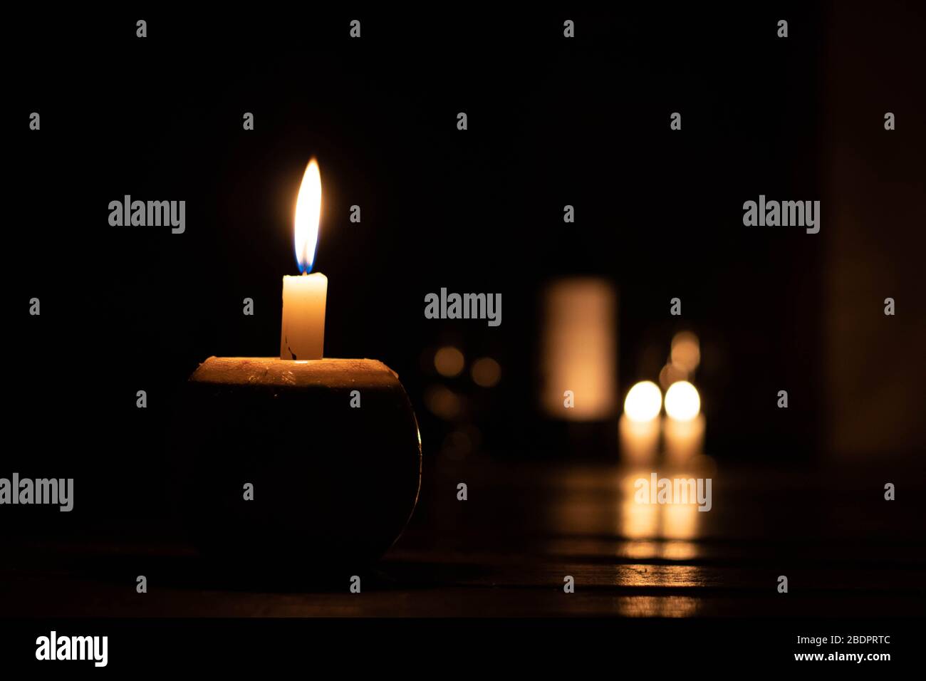 In den Kerzen finden wir das Licht des Glaubens und der Hoffnung Stockfoto