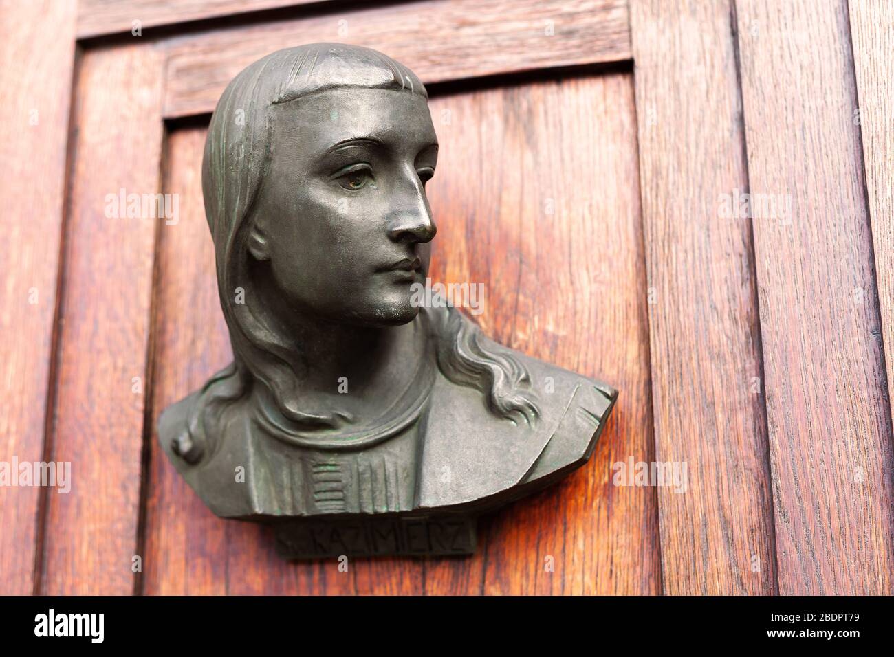 Porträt des hl. Kasimir, Büste auf der Holztür der Kirche Santa Maria Basillica, Krakau, Marktplatz, Polen. Künstler - Karol Hukan Stockfoto