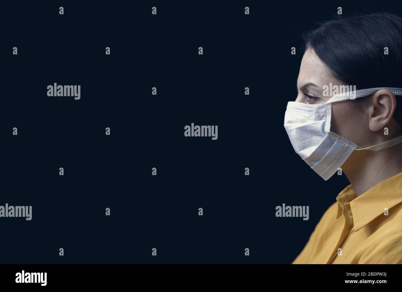 Frau, die eine chirurgische Maske, eine Kovid-19-Prävention und ein Konzept für Virusausbrüche trägt Stockfoto