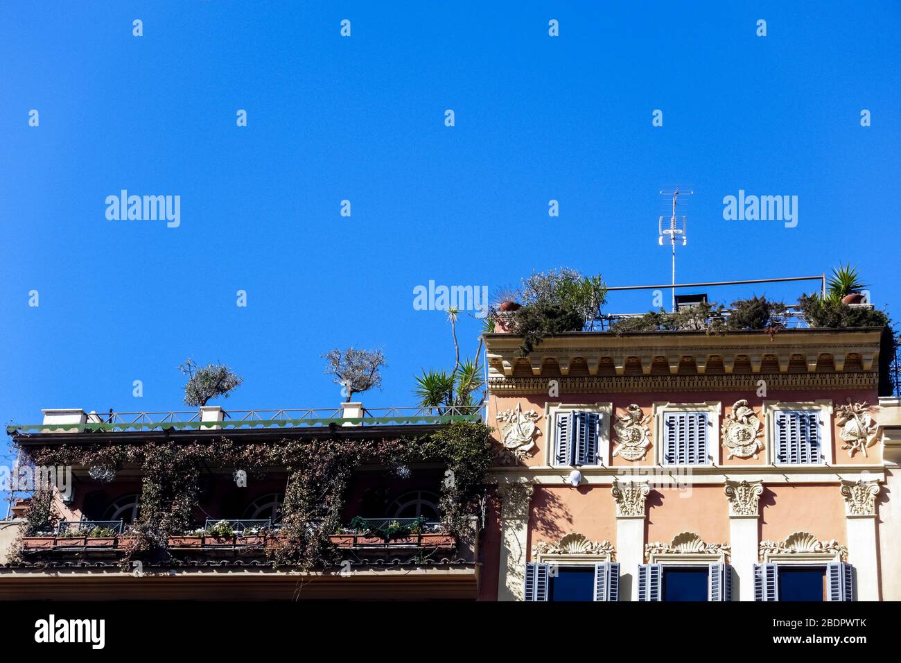 Typische römische Häuser mit Terrasse und Balkon mit Pflanzen. Rom, Italien Stockfoto