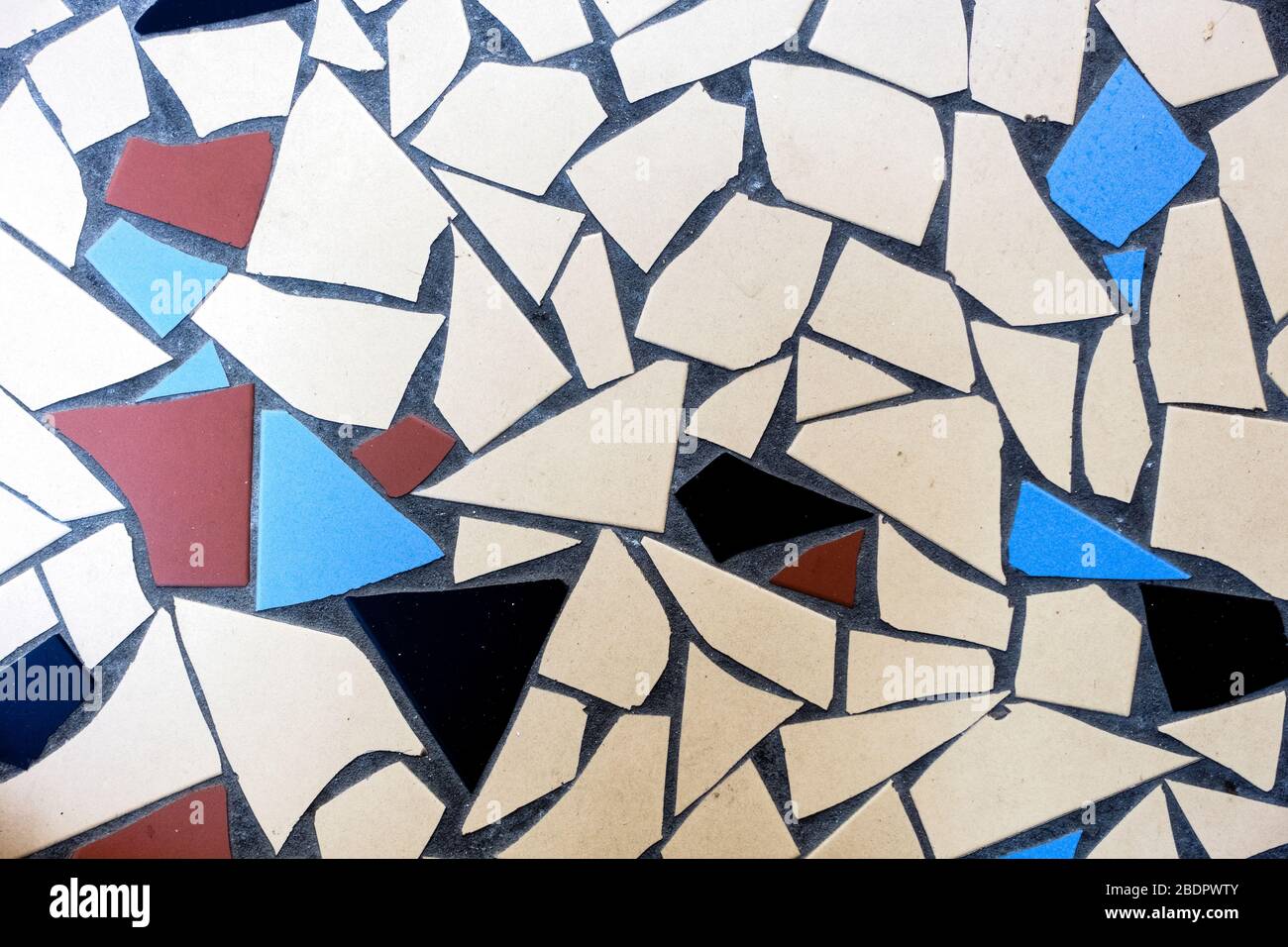 Klassischer italienischer venezianischer Pflasterboden, Bodenart im venezianischen Stil. Nahaufnahme, Detail, von oben gesehen. Stockfoto