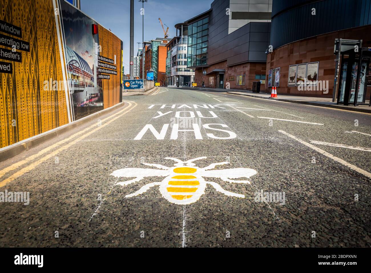 Danke NHS Straßenmarkierungen am NHS Nightingale Hospital North West, Manchester, Großbritannien während des Coronavirus-Ausbruchs, April 2020. Stockfoto