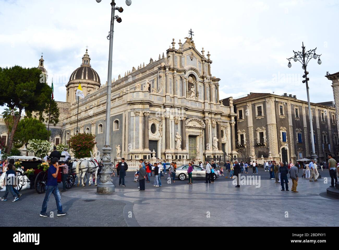 Kathedrale Saint Agatha in Catania, Sizilien (Italien) mit öffentlichem Platz an einem Hochzeitstag unter der Sonne Stockfoto