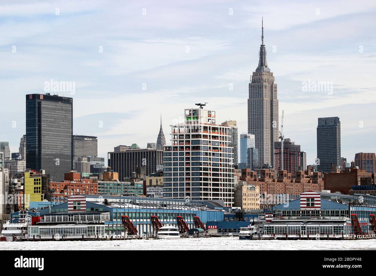 Midtown Manhattan Blick über den eisigen Hudson River in New York City, Vereinigte Staaten von Amerika Stockfoto