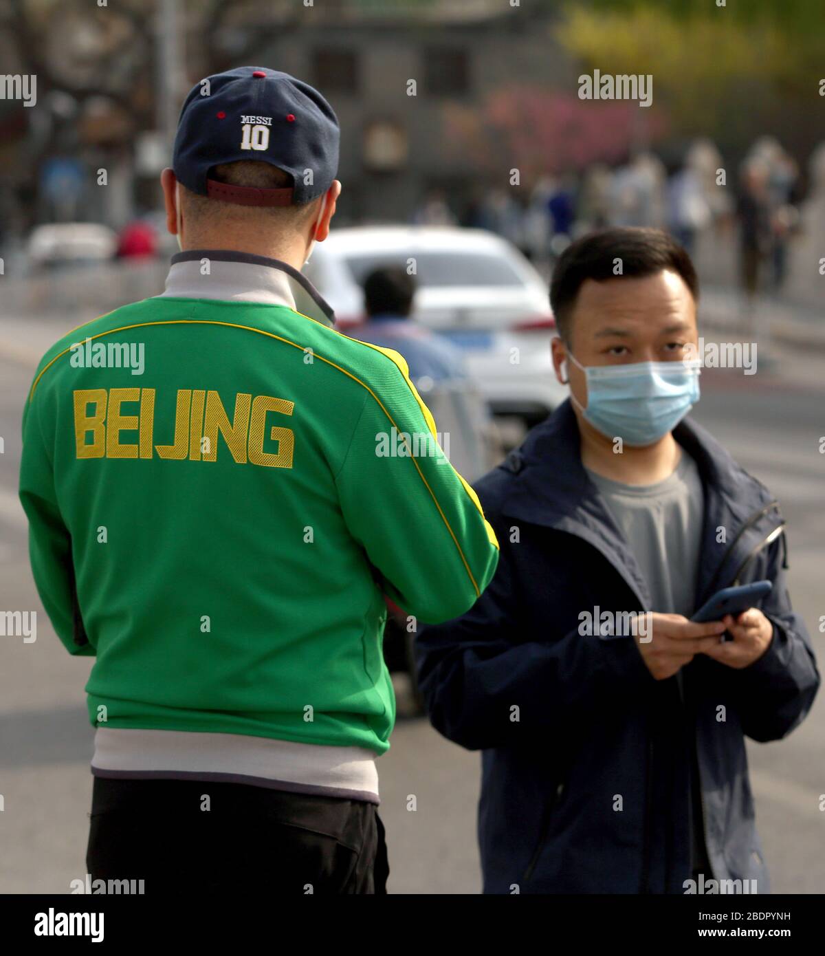 Peking, China. April 2020. Chinesen, die Schutzmasken tragen, genießen das warme Wetter in Peking am Donnerstag, 9. April 2020. Chinas Hauptstadt bremst die Rückkehr zu einem "normalen" Leben von drakonischen Sicherheitsmaßnahmen aufgrund des Covid-19-Ausbruchs, da die Regierung langsam einige Einschränkungen für Reisen und soziale Interaktionen aufhebt. Foto von Stephen Shaver/UPI Credit: UPI/Alamy Live News Stockfoto