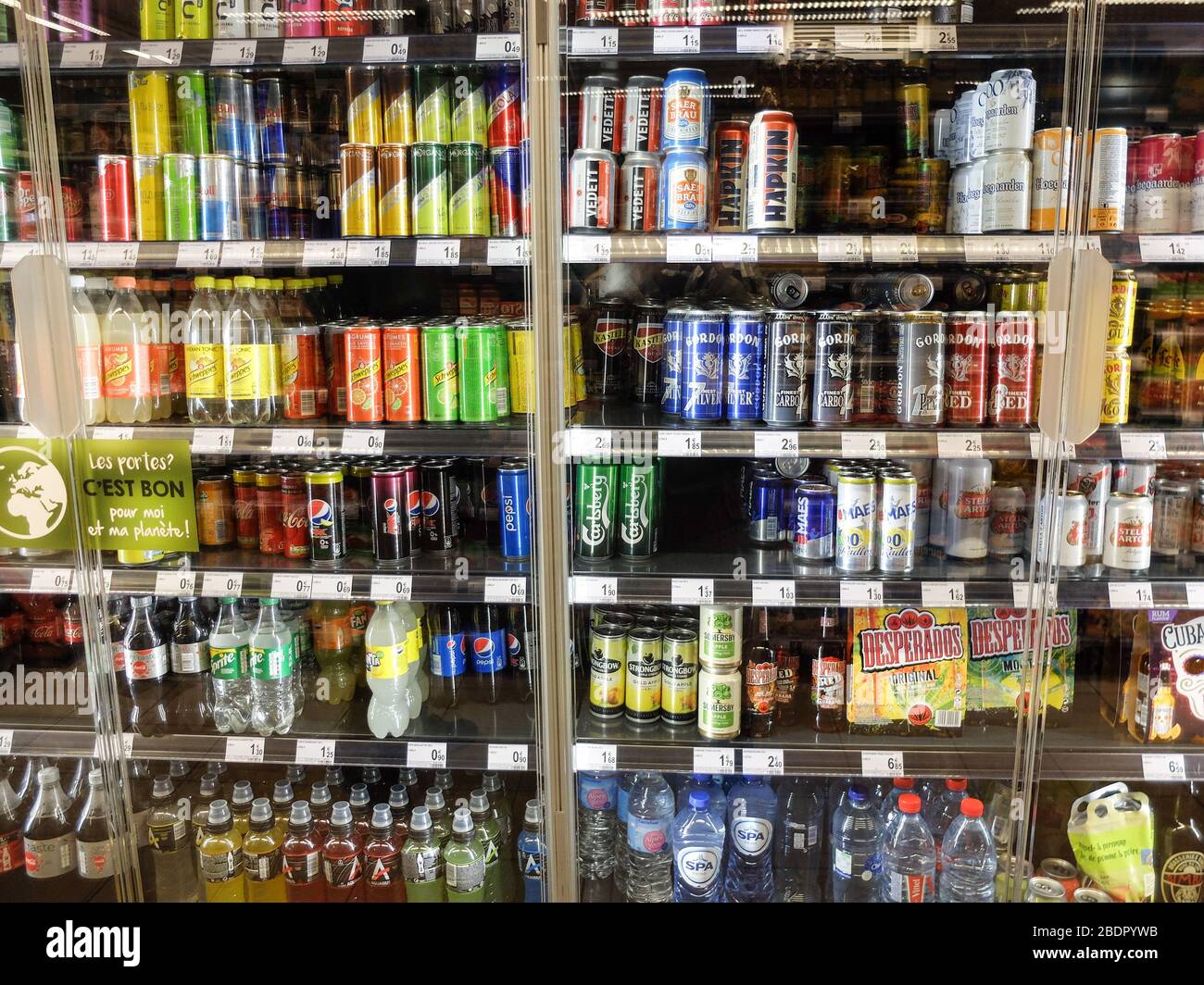 Alkoholfreie Getränke und Bier in einem Supermarkt Stockfoto