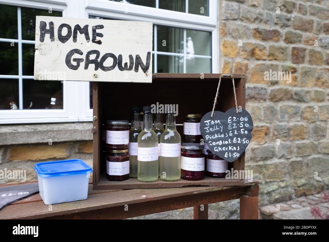 Hausgemachte Produkte zum Verkauf, Galphay Dorf, Yorkshire, England Stockfoto