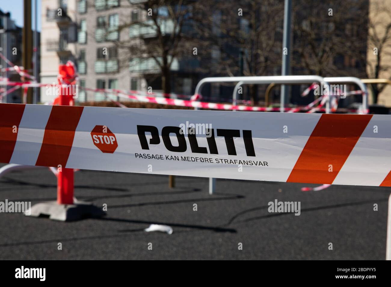 Öffentliche Spielplatz- und Trainingseinrichtungen wurden während der Blockierung der Corona in Kopenhagen von der Polizei abgedichtet. Stockfoto