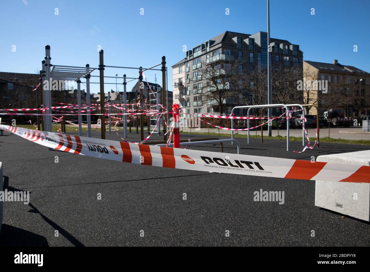 Öffentliche Spielplatz- und Trainingseinrichtungen wurden während der Blockierung der Corona in Kopenhagen von der Polizei abgedichtet. Stockfoto