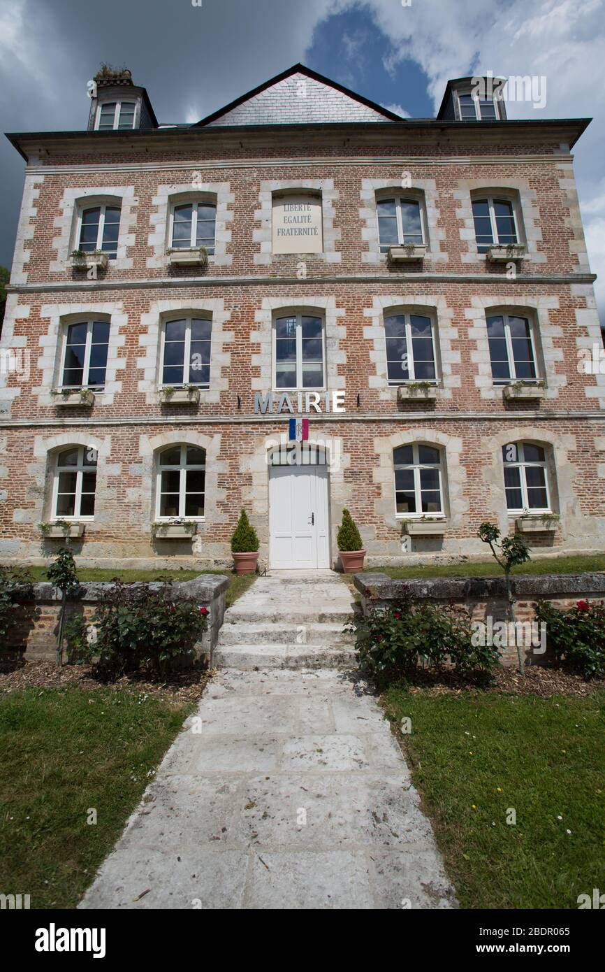 Dorf Villequier, Frankreich. Malerische Aussicht auf das Rathaus von Villequier in der Rue du Président Coty. Stockfoto