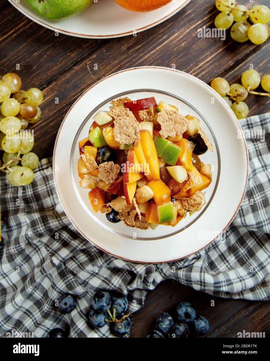 Obstsalat mit gemischten Früchten in Scheiben Stockfoto