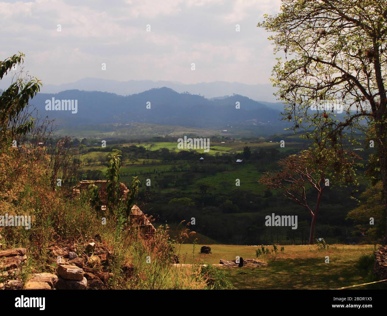 Felder und Wälder in der Nähe der archäologischen Stätte Toniná in Chiapas, im Süden Mexikos Stockfoto