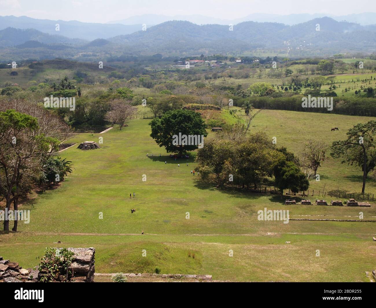 Felder und Wälder in der Nähe der archäologischen Stätte Toniná in Chiapas, im Süden Mexikos Stockfoto