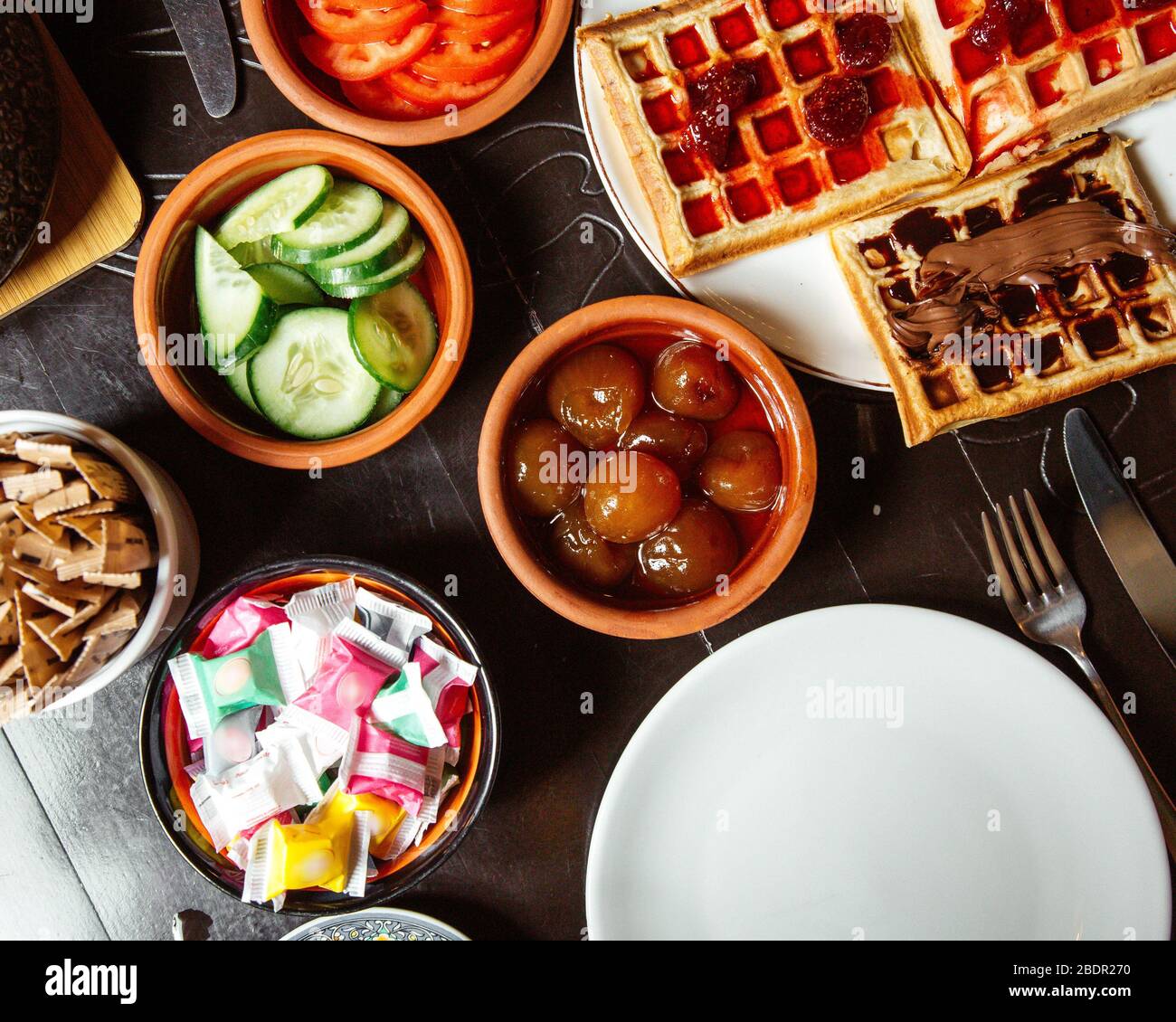 Marmelade Waffeln und Gemüse in Scheiben Stockfoto