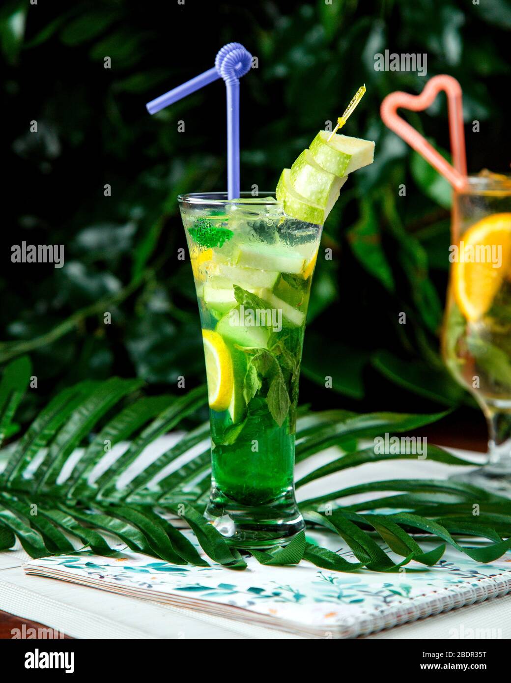 mojito-Cocktail mit Apfelscheiben auf der Oberseite Stockfoto