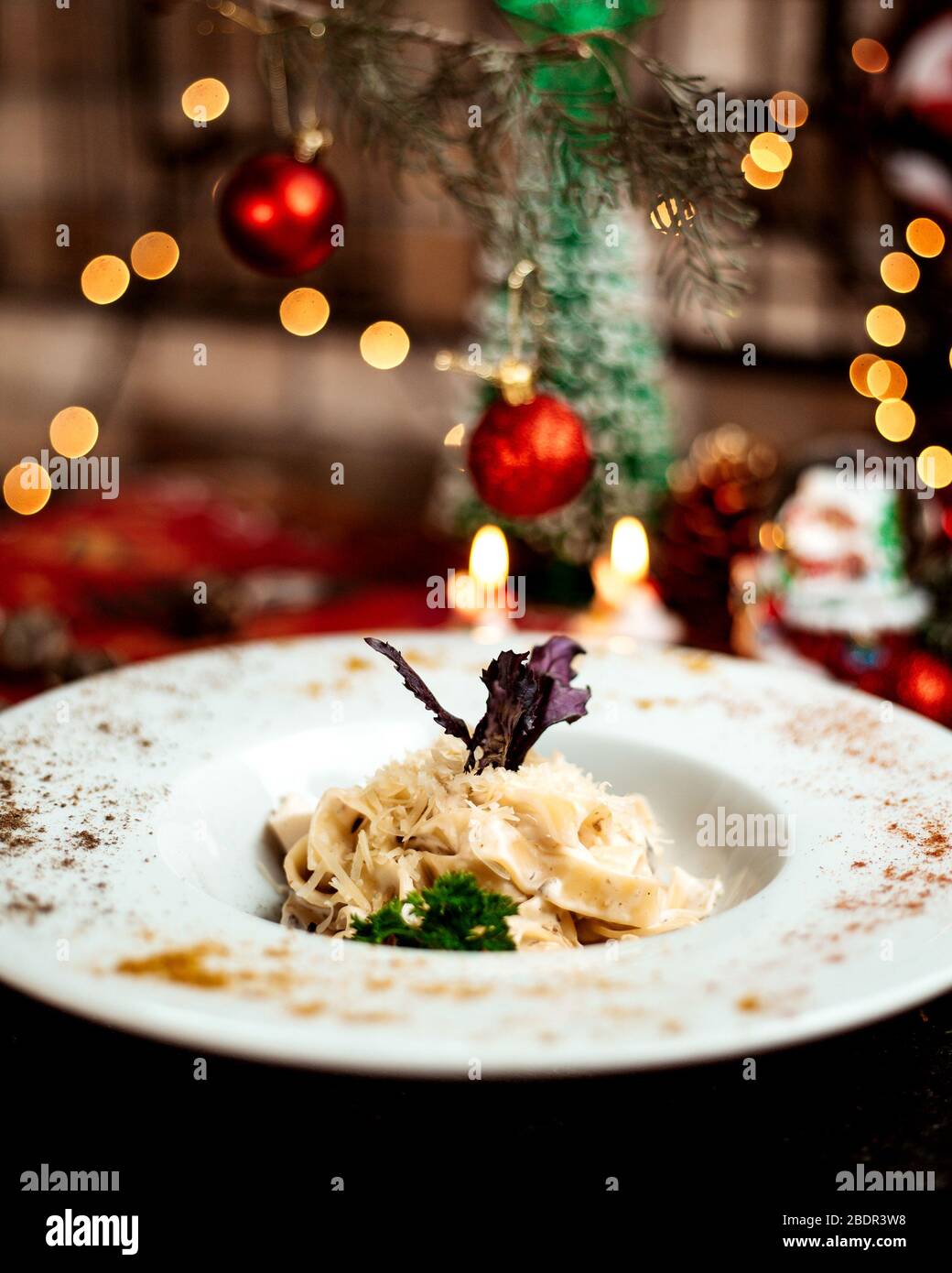 Pasta mit Basilikum Stockfoto