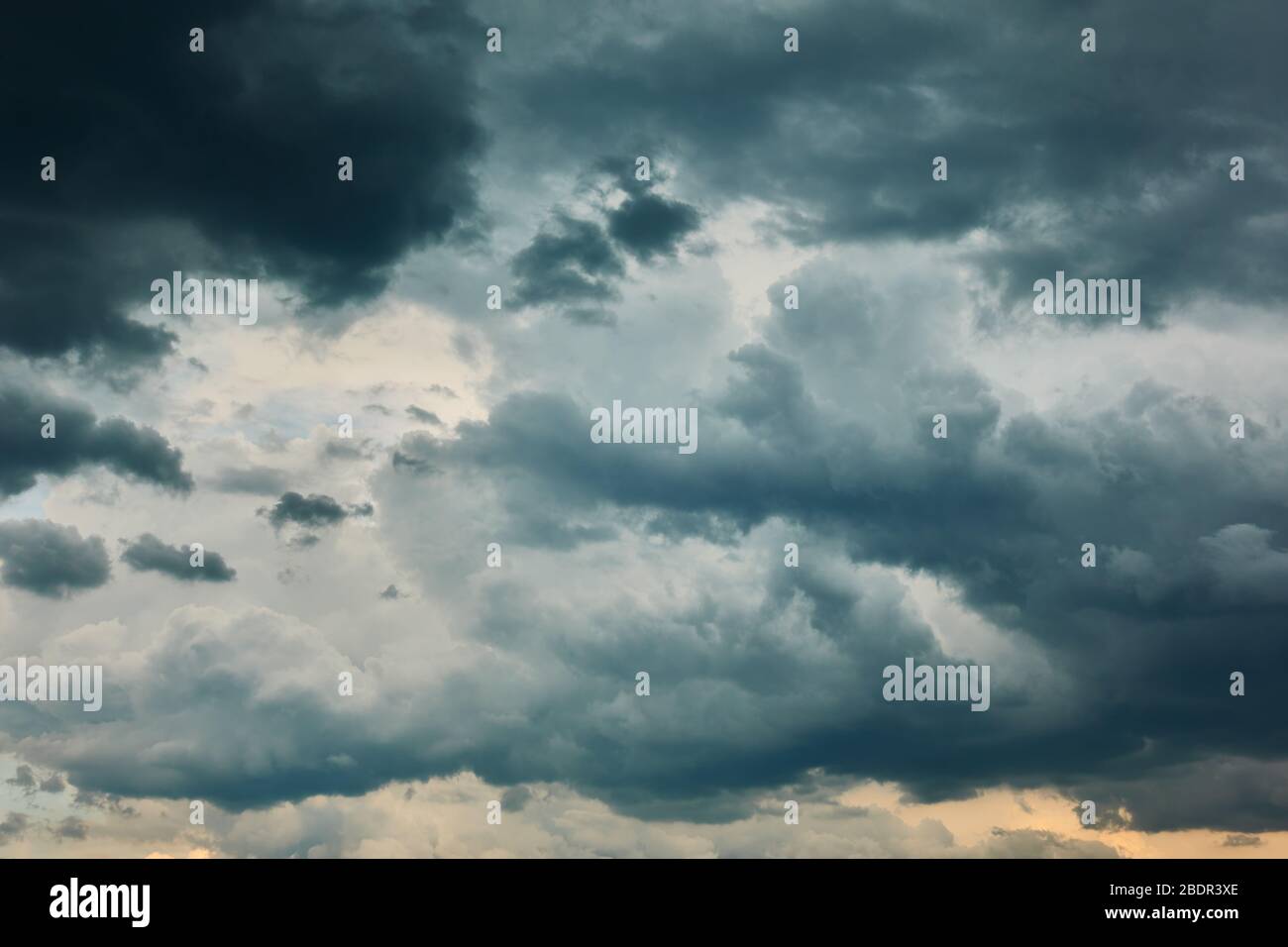 Dramatischer dunkler Himmel mit stark regnerischen Wolken, kann als Hintergrund verwendet werden Stockfoto