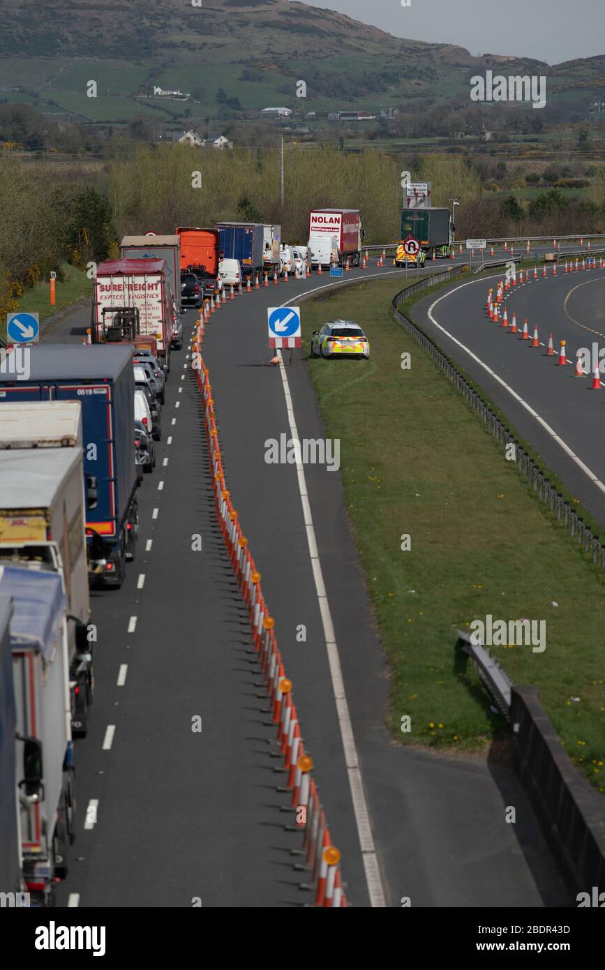 Dundalk und Newry, Irland. April 2020.Gardai unterstützt von Mitgliedern der bewaffneten Unterstützungseinheit entlang der Grenze zwischen Newry und Dundalk Manning Checkpoints, um grenzüberschreitende Reisen vor dem Feiertagswochenende zu überwachen und zu beschneiden, um sicherzustellen, dass Reisebeschränkungen aufgrund von Coronavirus eingehalten werden. Die Maßnahme, eine von mehreren, die über Ostern stattfinden, kommt inmitten der Warnungen, dass das Feiertagswochenende "Cheltenham Irlands" sein könnte, was die Verbreitung von Covid-19.Photo:Barry Cronin/Alamy Live News betrifft Stockfoto