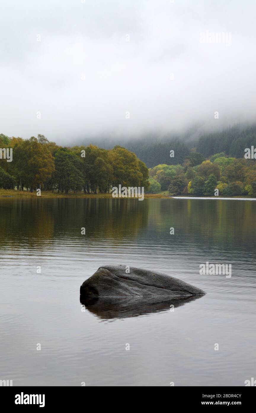 Felsen in loch Voil Balquhidder Stirling Stockfoto