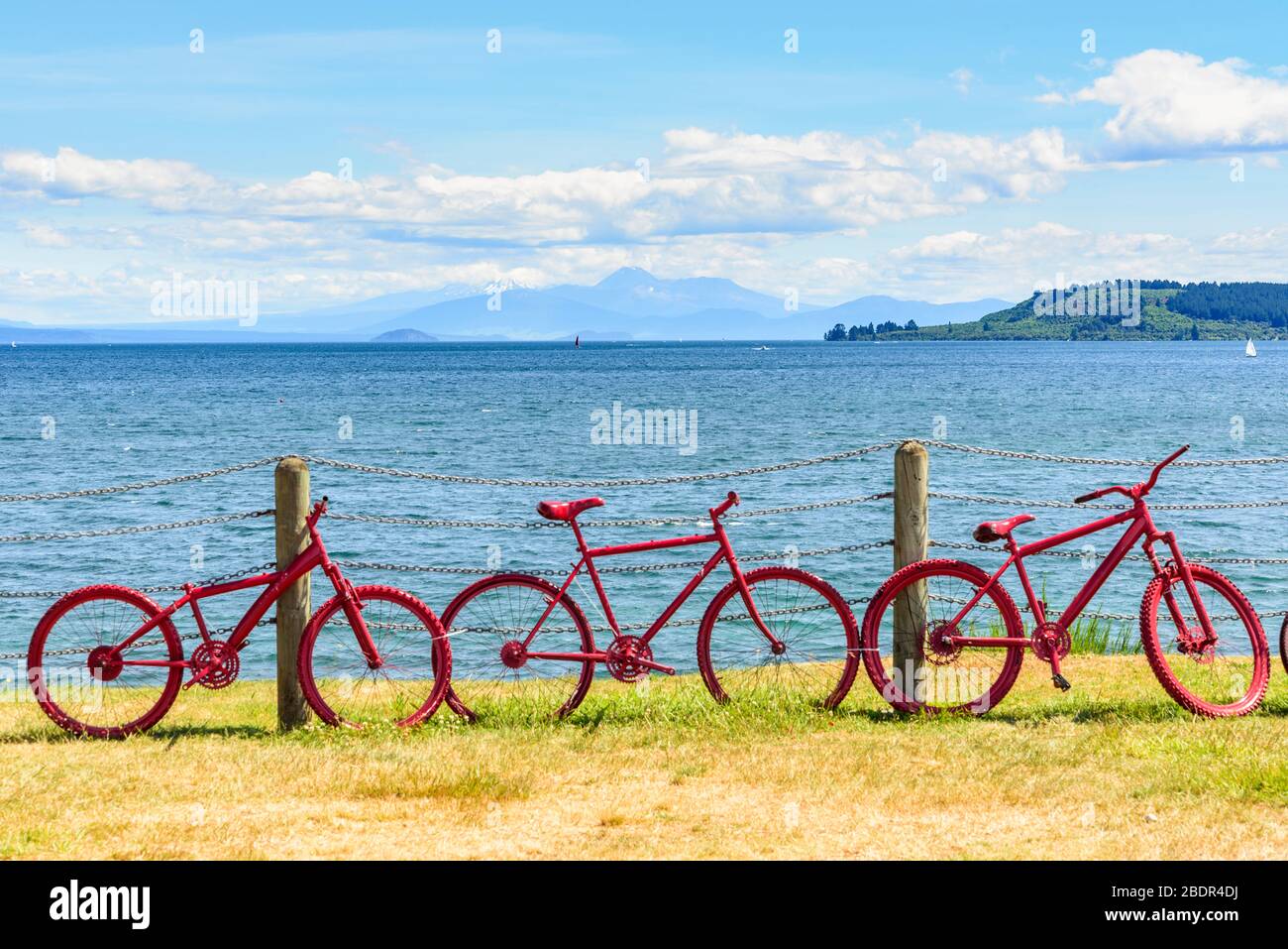 Fahrrad Kunstinstallation mit Blick auf Lake Taupo North Island Neuseeland, mit den Gipfeln von Tongariro und Ngauruhoe und Mt Ruapehu in Wolken. Stockfoto
