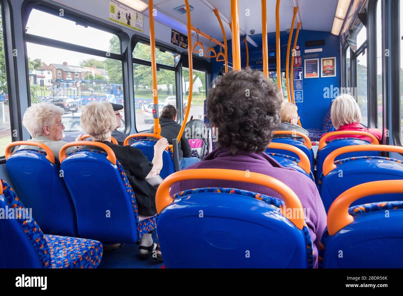 Ältere Frau im Bus. GROSSBRITANNIEN Stockfoto