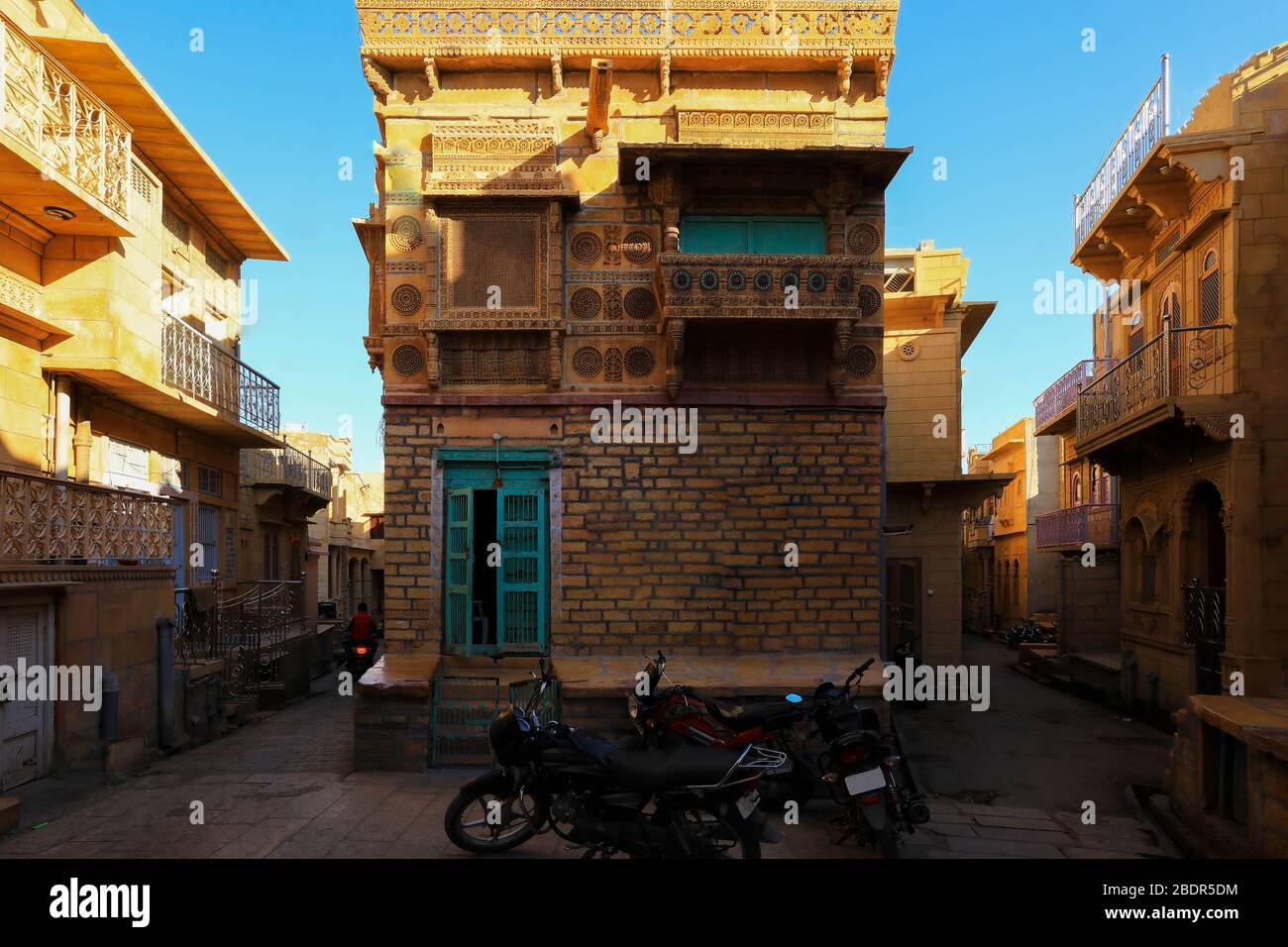 Enge Straße mit alten Haveli-Häusern historischen indischen Häusern in Jaisamer. Jaisalmer ist als Golden City in Indien bekannt Stockfoto