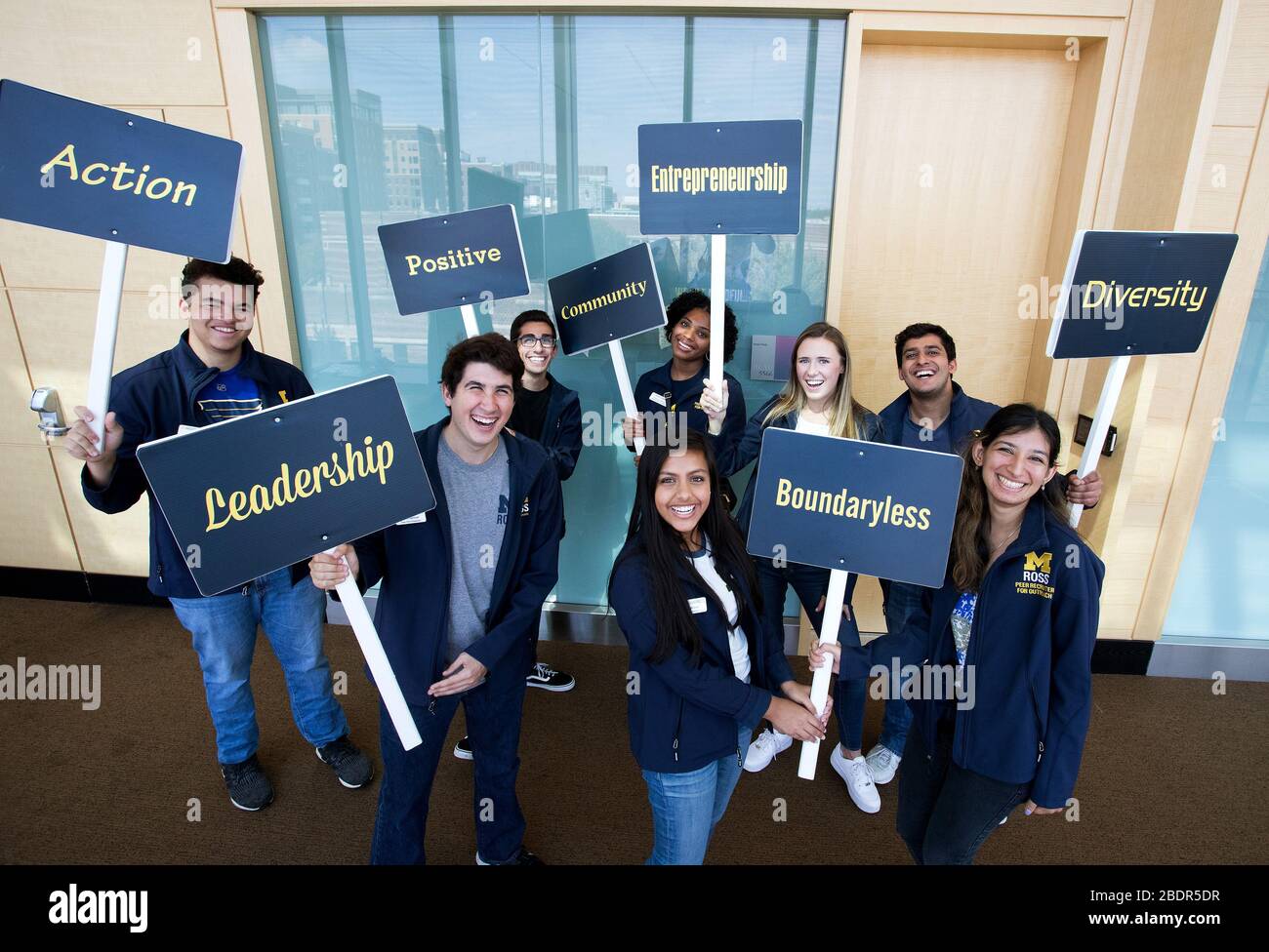University of Michigan Ross School of Business Studenten in Ann Arbor, Michigan halten inspirierende Zeichen während der Orientierungstag für neue Studenten. Stockfoto