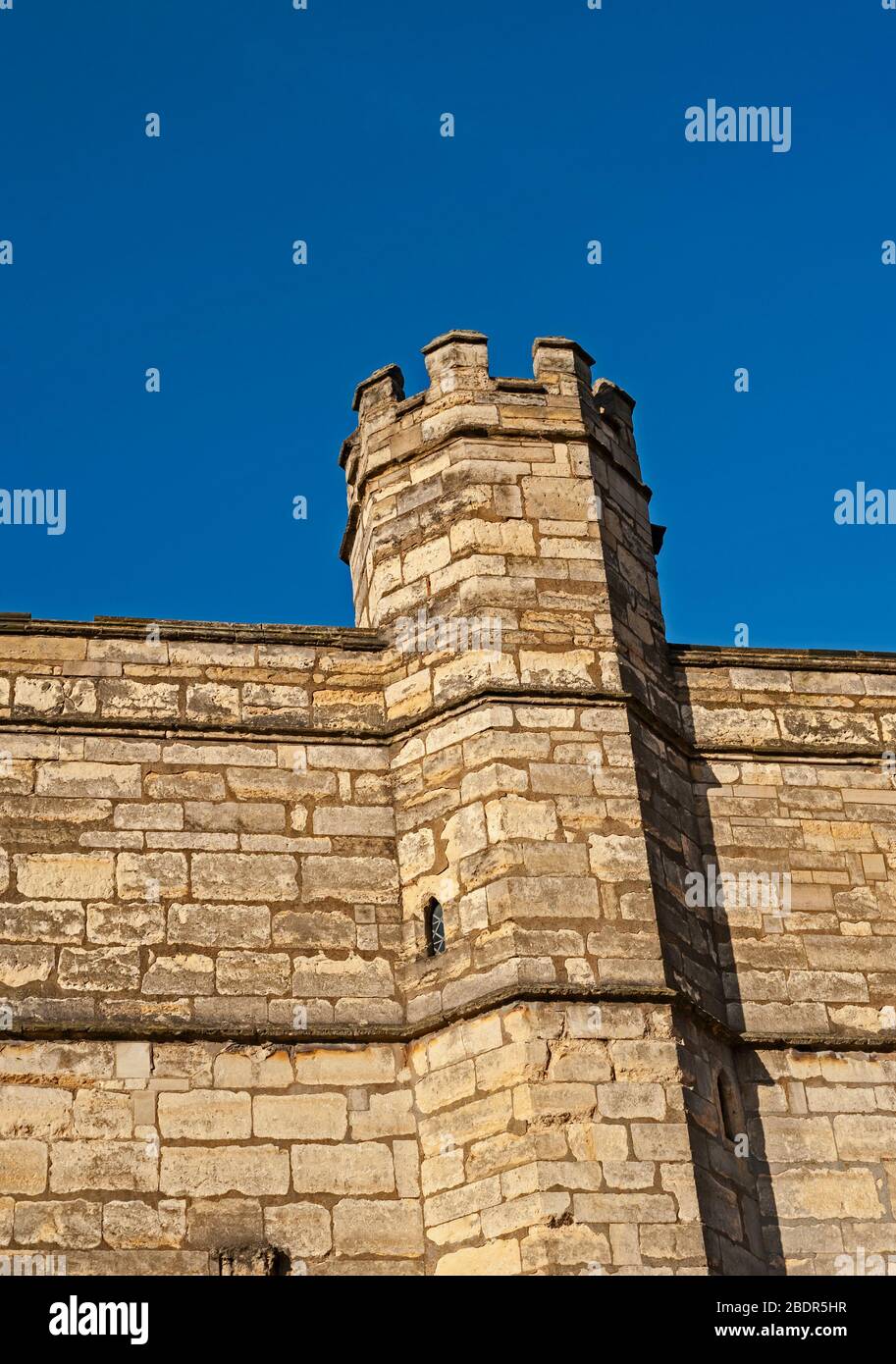 Turm auf alten mittelalterlichen englischen Stadt Verteidigungsmauer mit Ballustrade Stockfoto