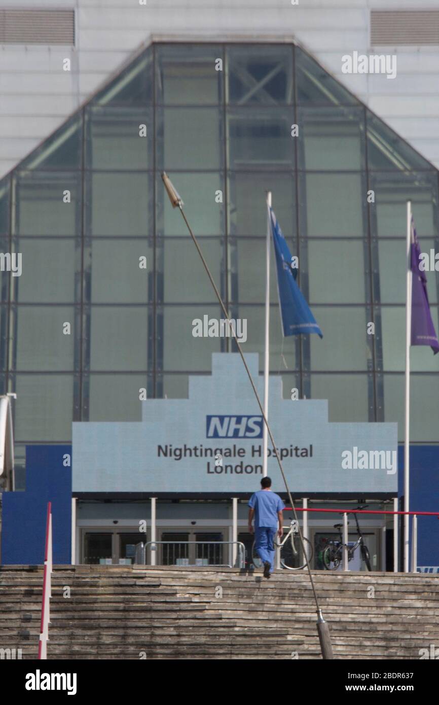 Excel, London, Großbritannien. April 2020. Die Vorbereitungen für das Arival von 4.000 Coronavirus-Patienten zum NHS Nightingale Hospital dauern an. Das Krankenhaus wird in sechs Tagen fertiggestellt. Credit: Marcin Nowak/Alamy Live News Stockfoto