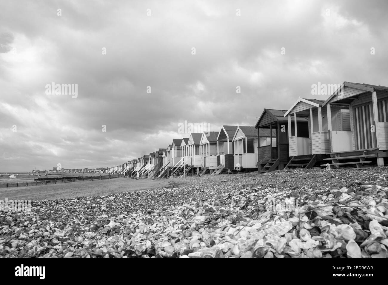 Schwarz-Weiß-Bild von Thorpe Bay Beach Hütten, Essex, England Stockfoto