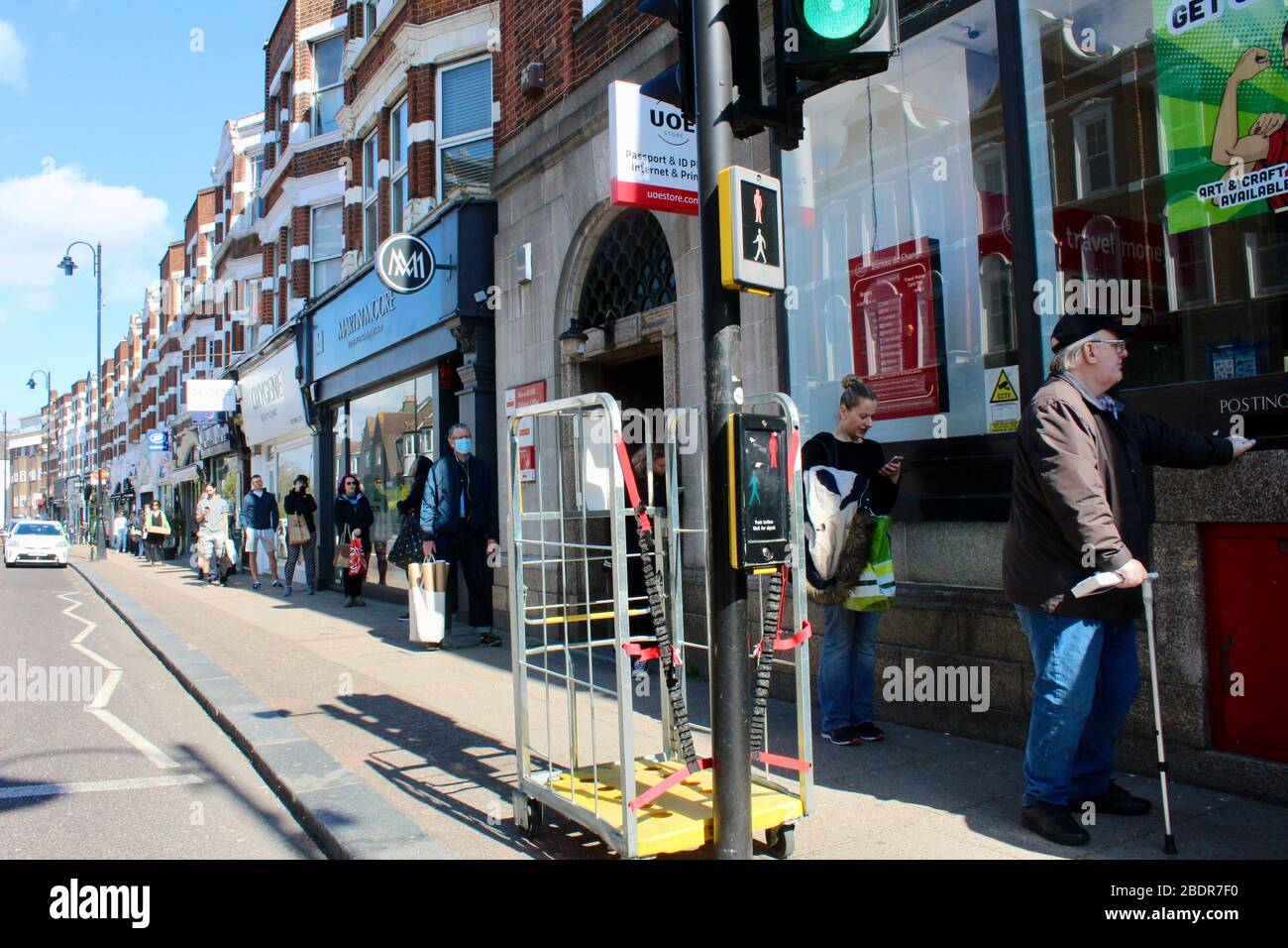 Eine Poststelle beobachtet eine soziale Distanz während der Corona-Virus-Pandemie 19 in muswell Hill london england Stockfoto