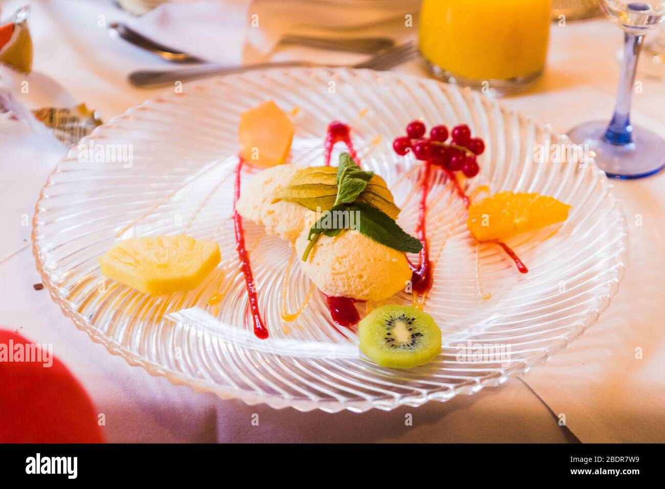 Ein Mango-Eis-Dessert auf Glasplatte in einem Restaurant Stockfoto