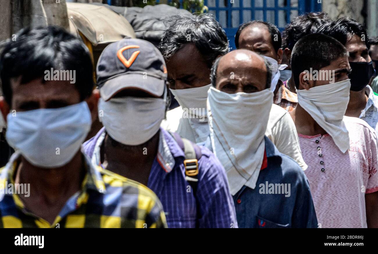 Mumbai, Indien. April 2020. Indische Leute warten in einem Wohngebiet in Mumbai, Indien, am 9. April 2020 in Reihe auf Lebensmittel. Indiens Gesundheitsministerium sagte am Donnerstagabend, dass die Zahl der Todesopfer aufgrund der COVID-19 in Indien auf 169 stieg und die Gesamtzahl der bestätigten Fälle im Land 5.865 erreichte. Kredit: Fariha Farooqui/Xinhua/Alamy Live News Stockfoto