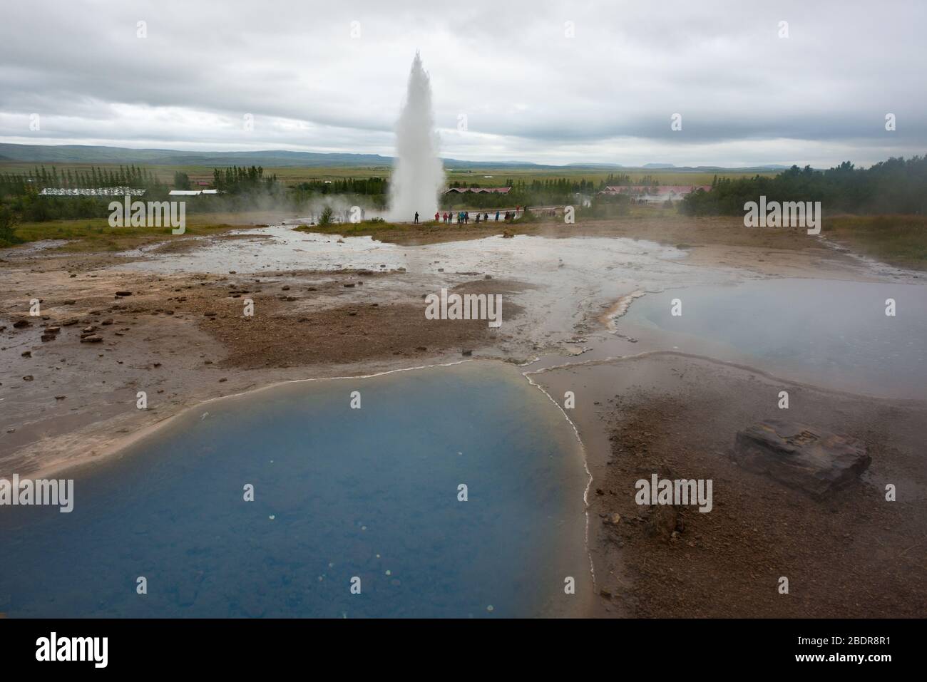 Ein heißer blauer Pool vor den Geysiren bei Geysir in Island Stockfoto