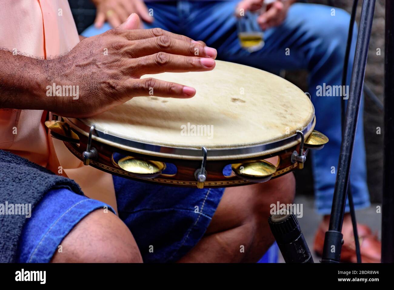 Tamburin, gespielt von einem Ritimist während eines Auftritts von Samba in Rio De Janeiro Stockfoto