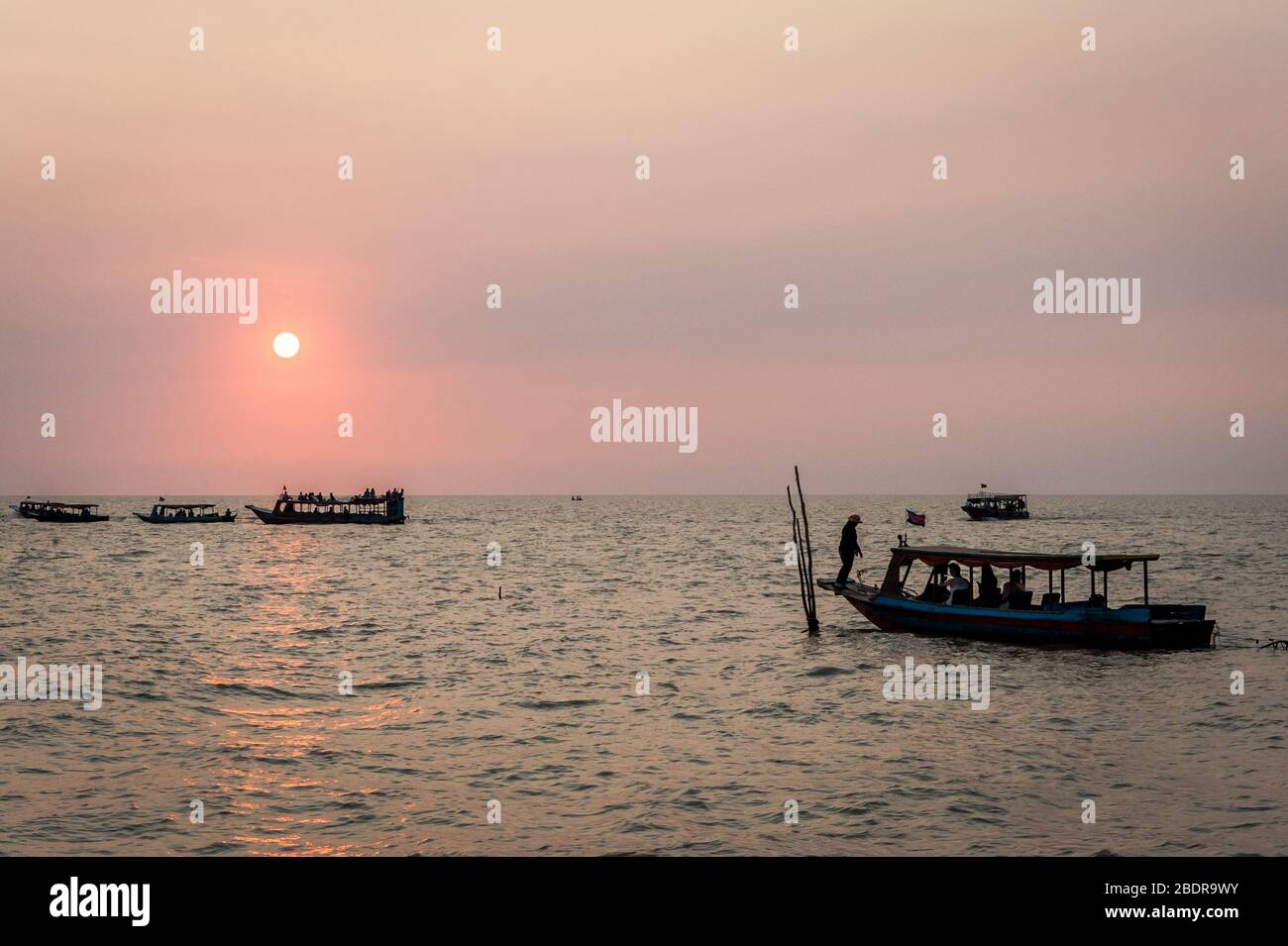 Sonnenuntergang am Tonle SAP See Kampong Phluk, Kambodscha. Fischerboote und Touristenboote, die man bei Sonnenuntergang sieht. Stockfoto