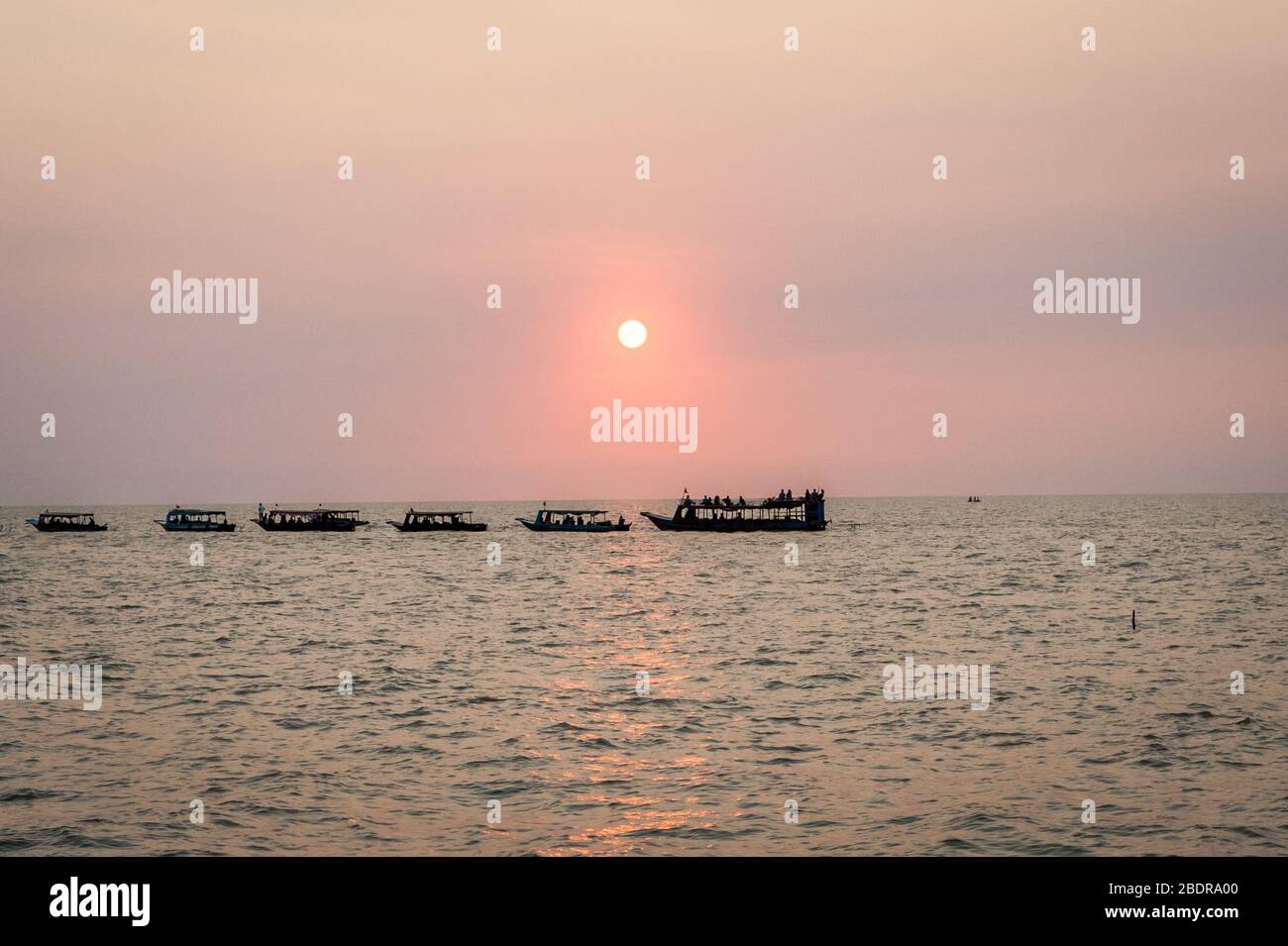 Sonnenuntergang am Tonle SAP See Kampong Phluk, Kambodscha. Fischerboote und Touristenboote, die man bei Sonnenuntergang sieht. Stockfoto