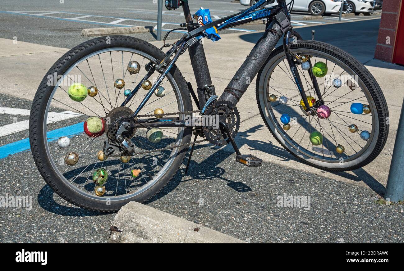 Fahrradräder mit farbenfrohen runden Objekten in Nord-Zentral-Florida. Stockfoto