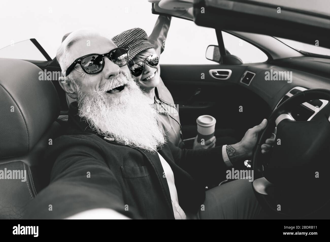 Glückliches älteres Paar, das selfie mit dem neuen Cabriolet-Auto nimmt - Reife Leute, die zusammen Spaß während des Urlaubs auf der Straße haben Stockfoto Glückliches älteres Paar, das selfie mit dem neuen Cabriolet-Auto nimmt - Reife Leute, die zusammen Spaß während des Urlaubs auf der Straße haben Stockfoto