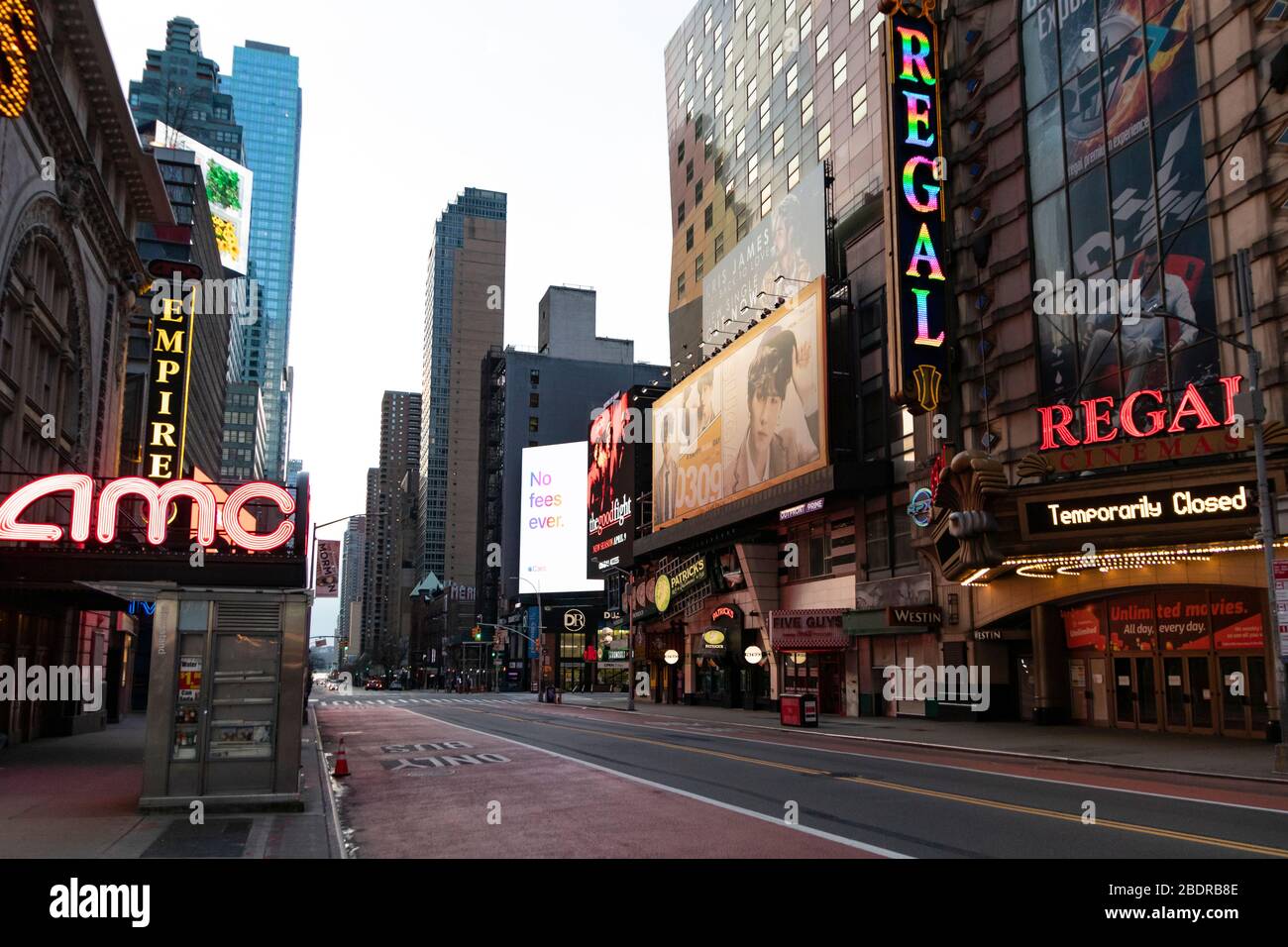 Abendansicht des Times Square in Manhattan, leer und leer von Touristen; da Geschäfte geschlossen wurden, um die Ausbreitung von COVID-19 zu verhindern. Stockfoto