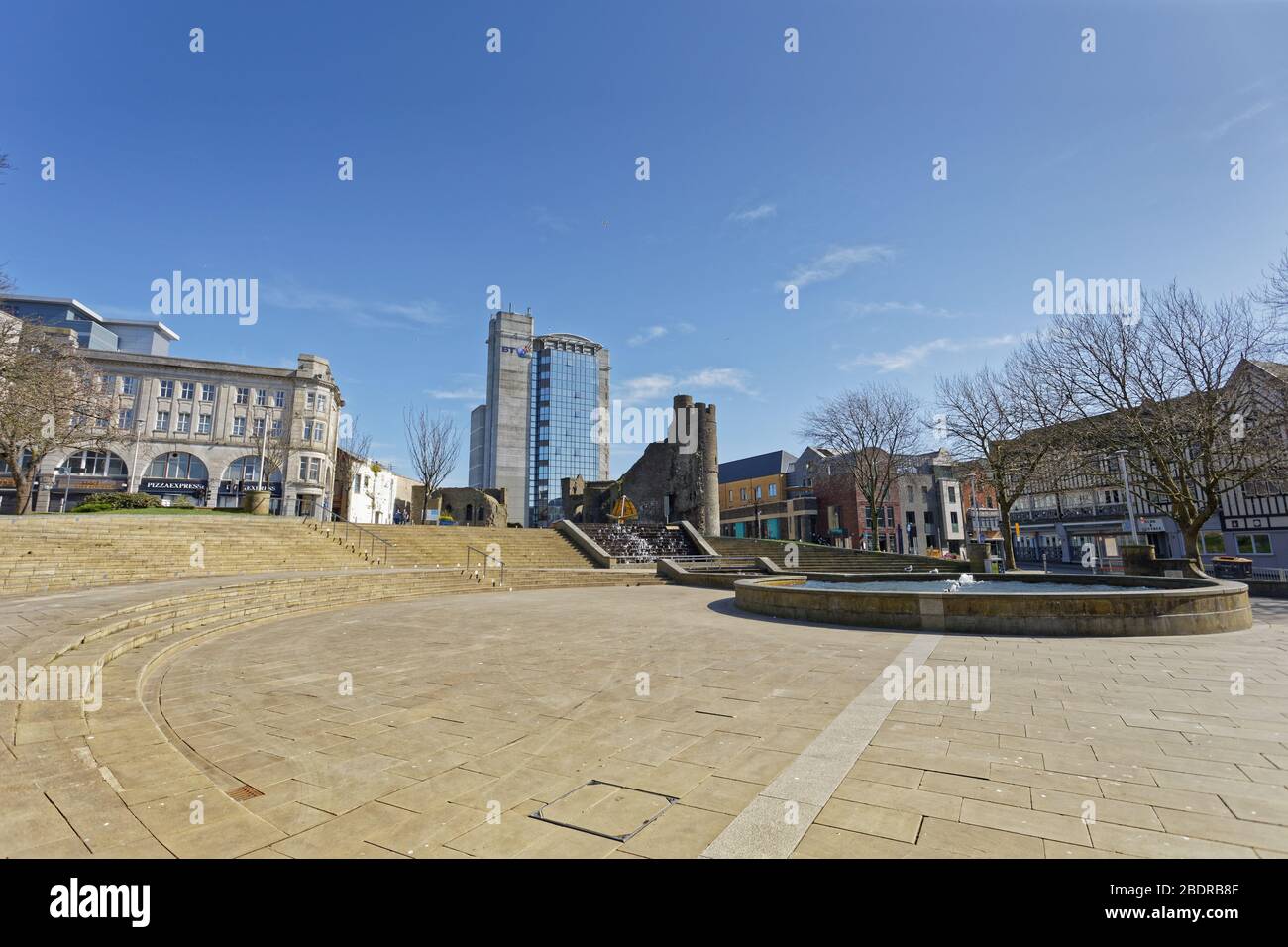 Bild: Castle Square ist im Stadtzentrum von Swansea, Wales, Großbritannien, verlassen. Sonntag 22 März 2020 Re: Covid-19 Coronavirus Pandemie, UK. Stockfoto