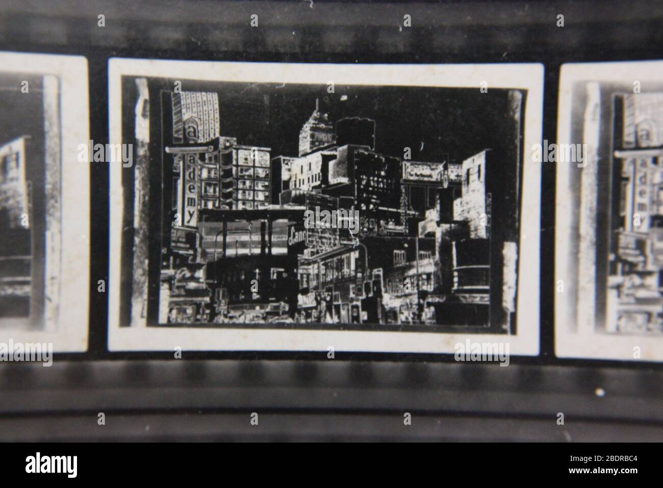 Feine extreme Schwarz-Weiß-Fotografie der 1970er Jahre von Downtown Minneapolis, Minnesota mit der Skyline des Foshay Tower Stockfoto