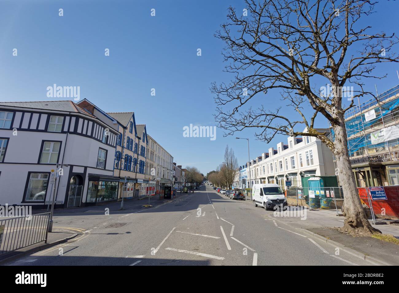 Im Bild: Die Walter Road, eine der verkehrsreichsten Hauptstraßen, ist in Swansea, Wales, Großbritannien, menschenleer. Sonntag 22 März 2020 Re: Covid-19 Coronavirus Pandemie, UK Stockfoto