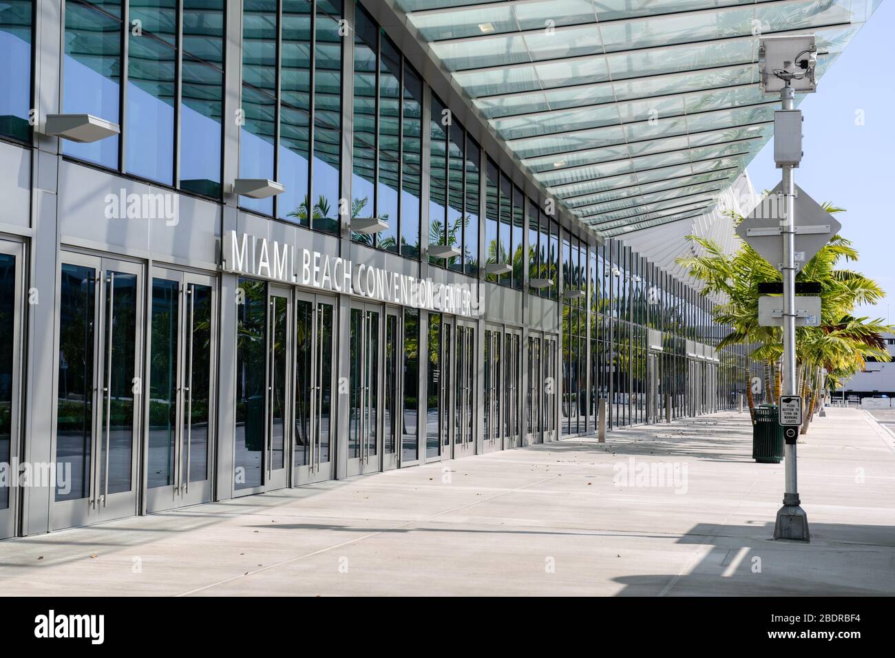 Army Corps startet den Bau einer alternativen Pflegeeinrichtung im Miami Beach Convention Center Stockfoto