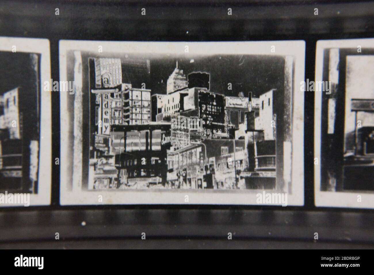 Feine extreme Schwarz-Weiß-Fotografie der 1970er Jahre von Downtown Minneapolis, Minnesota mit der Skyline des Foshay Tower Stockfoto