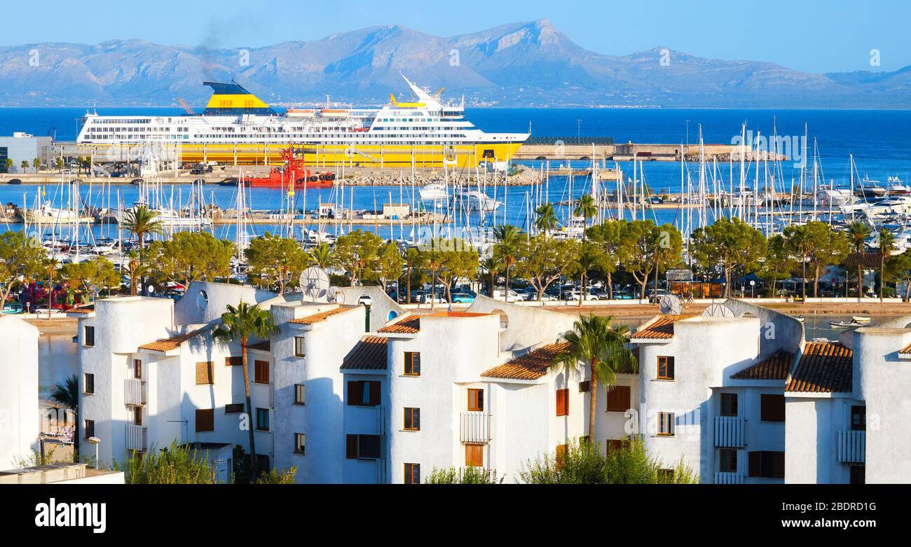 Panoramablick auf das Ferienort Alcudia, das wichtigste Touristenzentrum im Norden von Mallorca, Spanien. Stockfoto