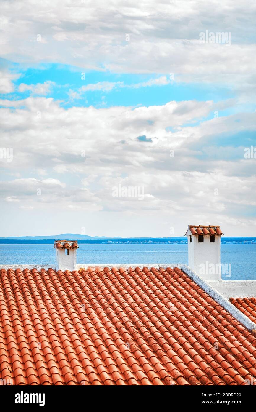 Alte Fliesen Dach mit Marine im Hintergrund, Mallorca, Balearen, Spanien. Stockfoto
