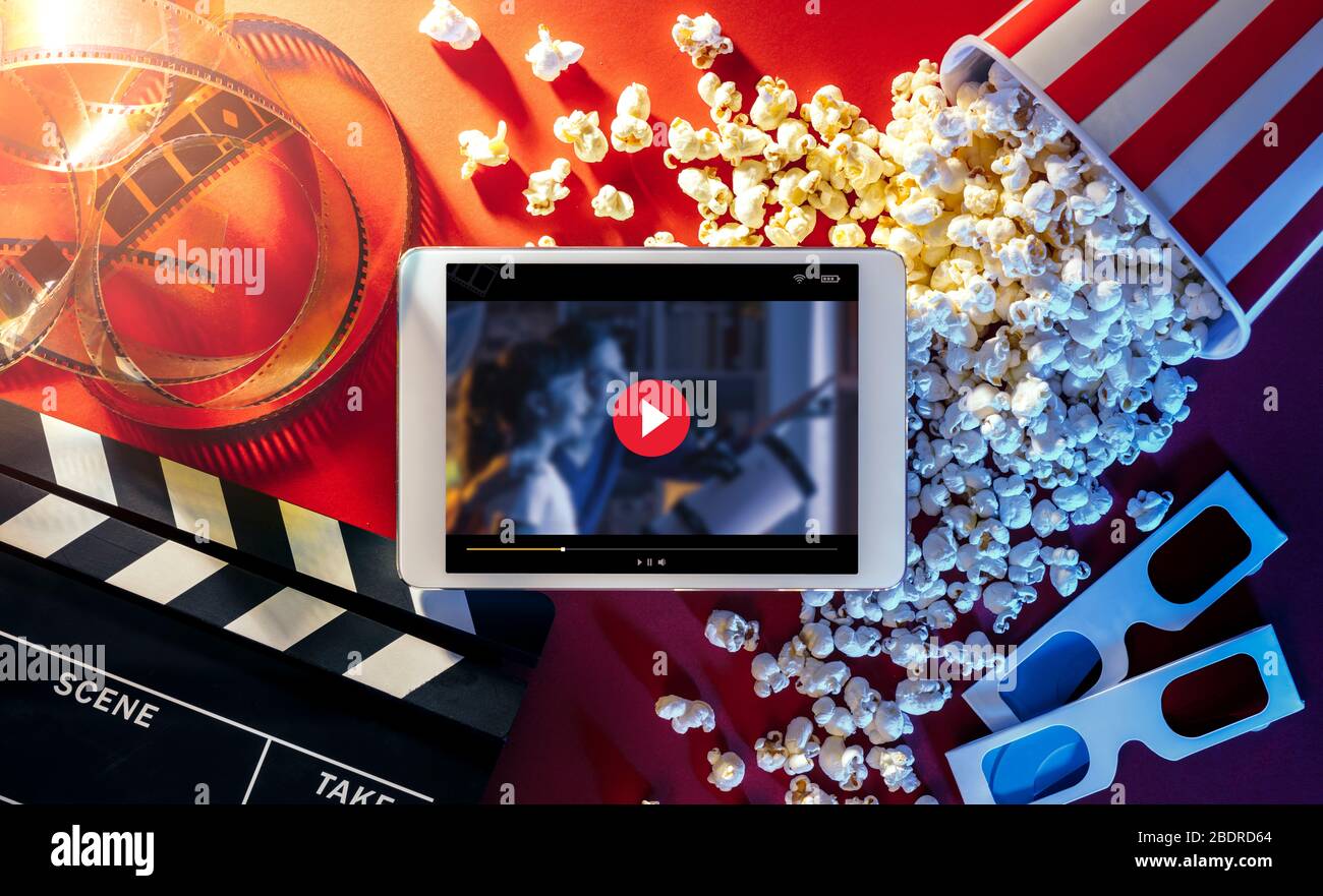 Leere digital-Tablette, Popcorn, 3D-Brille und Filmstreifen, Kino und Film Online-Streaming-Konzept Stockfoto