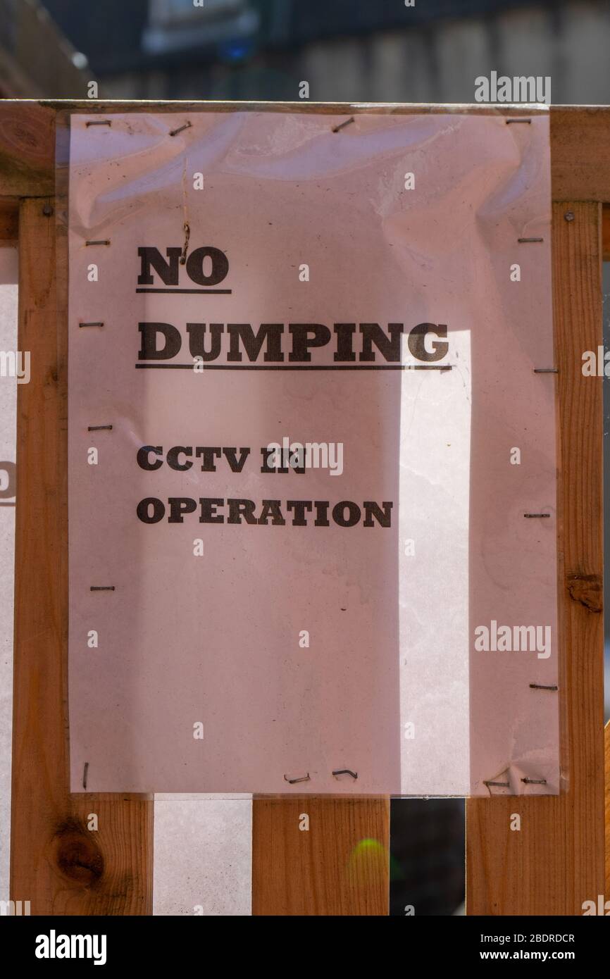 Ein Schild auf einem Zaun mit den Worten kein Dumping CCTV in Betrieb geschrieben Stockfoto