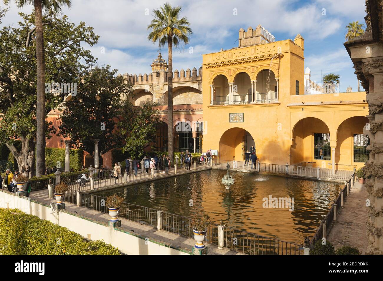 Jardin del Estanque oder Pool Garden, Royal Alcazars, Sevilla, Provinz Sevilla, Andalusien, Spanien. Die monumentale Anlage, die von der Kathedrale, der, gebildet wird Stockfoto